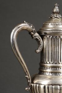 ARGENTIERE ITALIANO DEL XX SECOLO : Caffettiera in argento con corpo decorato a nervature verticali e baccellato, beccuccio, manico e coperchio con elementi fitomorfi, poggiante su base circolare  - Asta Asta 395 | ARTE ANTICA E DEL XIX SECOLO Online - Associazione Nazionale - Case d'Asta italiane