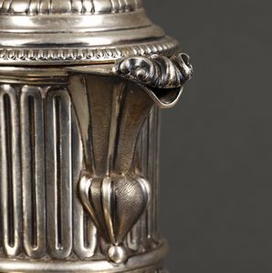 ARGENTIERE ITALIANO DEL XX SECOLO : Caffettiera in argento con corpo decorato a nervature verticali e baccellato, beccuccio, manico e coperchio con elementi fitomorfi, poggiante su base circolare  - Asta Asta 395 | ARTE ANTICA E DEL XIX SECOLO Online - Associazione Nazionale - Case d'Asta italiane