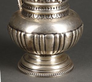 ARGENTIERE ITALIANO DEL XX SECOLO : Caffettiera in argento con corpo decorato a nervature verticali e baccellato, beccuccio, manico e coperchio con elementi fitomorfi, poggiante su base circolare  - Asta Asta 395 | ARTE ANTICA E DEL XIX SECOLO Online - Associazione Nazionale - Case d'Asta italiane