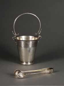 ARGENTIERE ITALIANO DEL XX SECOLO - Piccolo secchiello in argento con fascia decorata a cesello in forma di ghirlande, manico con protomi in forma di draghi, con pinze di gusto neoclassico