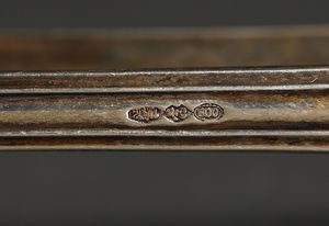 ARGENTIERE ITALIANO DEL XX SECOLO : Piccolo secchiello in argento con fascia decorata a cesello in forma di ghirlande, manico con protomi in forma di draghi, con pinze di gusto neoclassico  - Asta Asta 395 | ARTE ANTICA E DEL XIX SECOLO Online - Associazione Nazionale - Case d'Asta italiane