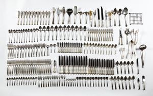 ARGENTIERE ITALIANO DEL XX SECOLO - Servizio miscellaneo di posate in argento da 12 (217 pezzi)