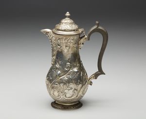 ARGENTIERE INGLESE DEL XX SECOLO : Caffetteria in argento sbalzato e cesellato con motivi fitomorfi, corpo piriforme, manico in legno  - Asta Asta 395 | ARTE ANTICA E DEL XIX SECOLO Online - Associazione Nazionale - Case d'Asta italiane