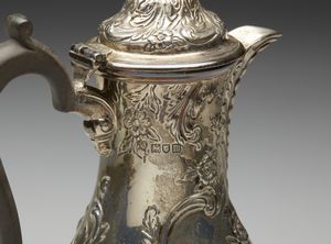 ARGENTIERE INGLESE DEL XX SECOLO : Caffetteria in argento sbalzato e cesellato con motivi fitomorfi, corpo piriforme, manico in legno  - Asta Asta 395 | ARTE ANTICA E DEL XIX SECOLO Online - Associazione Nazionale - Case d'Asta italiane