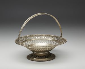 ARGENTIERE INGLESE DEL XX SECOLO - Cestino in argento traforato decorato con motivi floreali, poggiante su base circolare