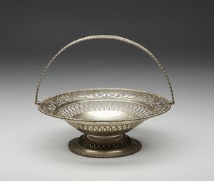 ARGENTIERE INGLESE DEL XX SECOLO : Cestino in argento traforato decorato con motivi floreali, poggiante su base circolare  - Asta Asta 395 | ARTE ANTICA E DEL XIX SECOLO Online - Associazione Nazionale - Case d'Asta italiane