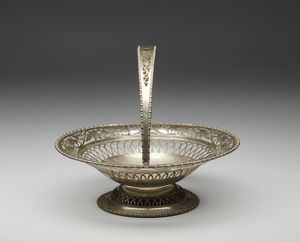 ARGENTIERE INGLESE DEL XX SECOLO : Cestino in argento traforato decorato con motivi floreali, poggiante su base circolare  - Asta Asta 395 | ARTE ANTICA E DEL XIX SECOLO Online - Associazione Nazionale - Case d'Asta italiane