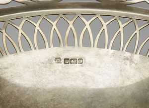 ARGENTIERE INGLESE DEL XX SECOLO : Cestino in argento traforato decorato con motivi floreali, poggiante su base circolare  - Asta Asta 395 | ARTE ANTICA E DEL XIX SECOLO Online - Associazione Nazionale - Case d'Asta italiane