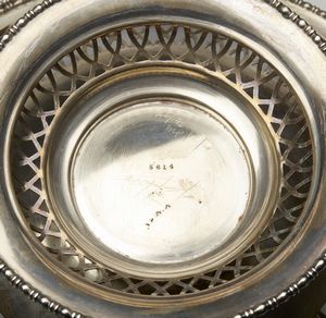 ARGENTIERE INGLESE DEL XX SECOLO : Cestino in argento traforato decorato con motivi floreali, poggiante su base circolare  - Asta Asta 395 | ARTE ANTICA E DEL XIX SECOLO Online - Associazione Nazionale - Case d'Asta italiane