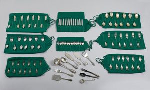 ARGENTIERE ITALIANO DEL XX SECOLO - Servizio miscellaneo di posate in argento da 12 (106 pezzi)