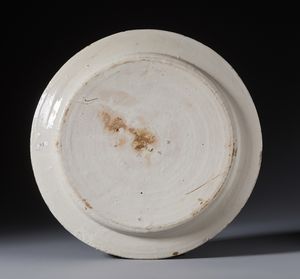 CASTELLI D'ABRUZZO, XVII SECOLO : Piatto in maiolica compendiaria a corpo circolare e tesa rilevata, decorato nel cavetto con figura allegorica entro doppia ghirlanda  - Asta Asta 395 | ARTE ANTICA E DEL XIX SECOLO Online - Associazione Nazionale - Case d'Asta italiane