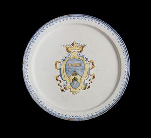 CASTELLI D'ABRUZZO, XVIII-XIX SECOLO - Piatto in maiolica con stemma dei marchesi Saladini di Rovetino in policromia entro ghirlanda stilizzata lungo il bordo
