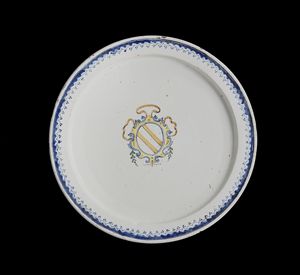 CASTELLI D'ABRUZZO, XVIII-XIX SECOLO - Piatto in maiolica con stemma della famiglia Ferretti di Castelferretti in policromia  entro ghirlanda stilizzata lungo il bordo