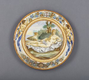 CASTELLI D'ABRUZZO, XIX SECOLO - Piccolo piatto con raffigurazione di Venere sdraiata nel cavetto, entro bordatura a decori a palmette e fitomorfi