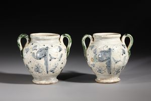 MANIFATTURA DI DERUTA DEL XVII-XVIII SECOLO : Coppia di orcioli in maiolica policroma con beccuccio, biansati e con decoro a cartiglio e ornati fitomorfi  - Asta Asta 395 | ARTE ANTICA E DEL XIX SECOLO Online - Associazione Nazionale - Case d'Asta italiane