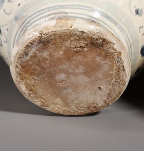 MANIFATTURA DI DERUTA DEL XVII-XVIII SECOLO : Coppia di orcioli in maiolica policroma con beccuccio, biansati e con decoro a cartiglio e ornati fitomorfi  - Asta Asta 395 | ARTE ANTICA E DEL XIX SECOLO Online - Associazione Nazionale - Case d'Asta italiane