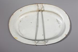 MANIFATTURA DI DERUTA : Piatto ovale in maiolica policroma decorato con putto alato armato di arco entro medaglione circolare contornato da decori a raffaellesche  - Asta Asta 395 | ARTE ANTICA E DEL XIX SECOLO Online - Associazione Nazionale - Case d'Asta italiane