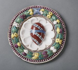 MANIFATTURA TOSCANA DEL XIX-XX SECOLO - Stemma gentilizio entro ghirlanda circolare di fiori e frutta in terracotta invetriata nello stile della bottega dei Della Robbia