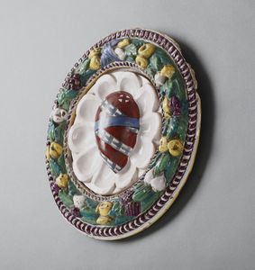MANIFATTURA TOSCANA DEL XIX-XX SECOLO : Stemma gentilizio entro ghirlanda circolare di fiori e frutta in terracotta invetriata nello stile della bottega dei Della Robbia  - Asta Asta 395 | ARTE ANTICA E DEL XIX SECOLO Online - Associazione Nazionale - Case d'Asta italiane