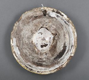 MANIFATTURA TOSCANA DEL XIX-XX SECOLO : Stemma gentilizio entro ghirlanda circolare di fiori e frutta in terracotta invetriata nello stile della bottega dei Della Robbia  - Asta Asta 395 | ARTE ANTICA E DEL XIX SECOLO Online - Associazione Nazionale - Case d'Asta italiane