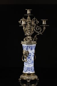 MANIFATTURA DEL XIX SECOLO : Trittico da camino in porcellana di Delft bianca e blu con inserti e montature in bronzo dorato, composto da orologio e due candelabri a quattro luci  - Asta Asta 395 | ARTE ANTICA E DEL XIX SECOLO Online - Associazione Nazionale - Case d'Asta italiane