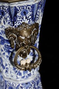 MANIFATTURA DEL XIX SECOLO : Trittico da camino in porcellana di Delft bianca e blu con inserti e montature in bronzo dorato, composto da orologio e due candelabri a quattro luci  - Asta Asta 395 | ARTE ANTICA E DEL XIX SECOLO Online - Associazione Nazionale - Case d'Asta italiane