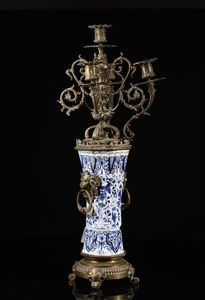 MANIFATTURA DEL XIX SECOLO : Trittico da camino in porcellana di Delft bianca e blu con inserti e montature in bronzo dorato, composto da orologio e due candelabri a quattro luci  - Asta Asta 395 | ARTE ANTICA E DEL XIX SECOLO Online - Associazione Nazionale - Case d'Asta italiane
