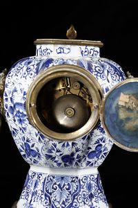MANIFATTURA DEL XIX SECOLO : Trittico da camino in porcellana di Delft bianca e blu con inserti e montature in bronzo dorato, composto da orologio e due candelabri a quattro luci  - Asta Asta 395 | ARTE ANTICA E DEL XIX SECOLO Online - Associazione Nazionale - Case d'Asta italiane