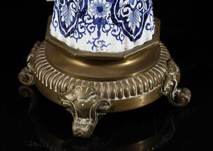 MANIFATTURA DEL XIX SECOLO : Trittico da camino in porcellana di Delft bianca e blu con inserti e montature in bronzo dorato, composto da orologio e due candelabri a quattro luci  - Asta Asta 395 | ARTE ANTICA E DEL XIX SECOLO Online - Associazione Nazionale - Case d'Asta italiane