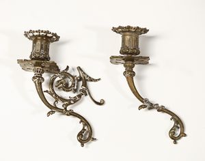 MANIFATTURA DEL XIX SECOLO : Trittico da camino in porcellana di Delft bianca e blu con inserti e montature in bronzo dorato, composto da orologio e due candelabri a quattro luci  - Asta Asta 395 | ARTE ANTICA E DEL XIX SECOLO Online - Associazione Nazionale - Case d'Asta italiane