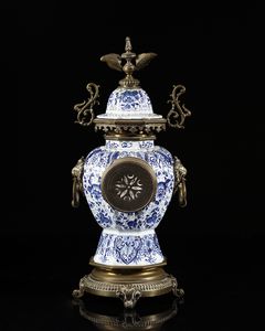 MANIFATTURA DEL XIX SECOLO : Trittico da camino in porcellana di Delft bianca e blu con inserti e montature in bronzo dorato, composto da orologio e due candelabri a quattro luci  - Asta Asta 395 | ARTE ANTICA E DEL XIX SECOLO Online - Associazione Nazionale - Case d'Asta italiane