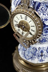 MANIFATTURA DEL XIX SECOLO : Trittico da camino in porcellana di Delft bianca e blu con inserti e montature in bronzo dorato, composto da orologio e due candelabri a quattro luci  - Asta Asta 395 | ARTE ANTICA E DEL XIX SECOLO Online - Associazione Nazionale - Case d'Asta italiane