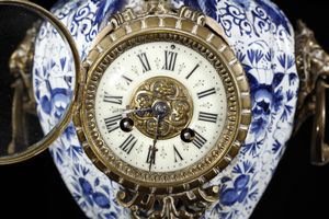 MANIFATTURA DEL XIX SECOLO : Trittico da camino in porcellana di Delft bianca e blu con inserti e montature in bronzo dorato, composto da orologio e due candelabri a quattro luci  - Asta Asta 395 | ARTE ANTICA E DEL XIX SECOLO Online - Associazione Nazionale - Case d'Asta italiane