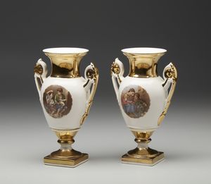 MANIFATTURA TEDESCA DEL XX SECOLO - Coppia di vasi in porcellana parzialmente dorata, decorati con scene di genere