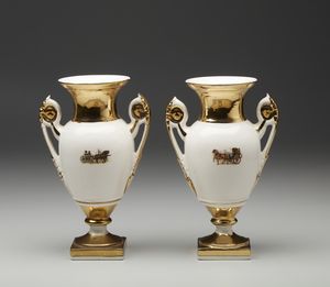 MANIFATTURA TEDESCA DEL XX SECOLO : Coppia di vasi in porcellana parzialmente dorata, decorati con scene di genere  - Asta Asta 395 | ARTE ANTICA E DEL XIX SECOLO Online - Associazione Nazionale - Case d'Asta italiane