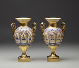 MANIFATTURA FRANCESE DEL XIX-XX SECOLO - Coppia di vasi in porcellana parzialmente dorata e dipinta a motivi geometrici e fitomorfi