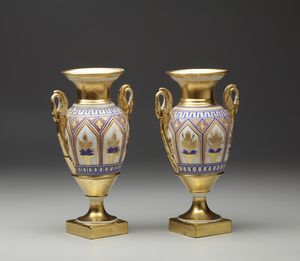 MANIFATTURA FRANCESE DEL XIX-XX SECOLO : Coppia di vasi in porcellana parzialmente dorata e dipinta a motivi geometrici e fitomorfi  - Asta Asta 395 | ARTE ANTICA E DEL XIX SECOLO Online - Associazione Nazionale - Case d'Asta italiane