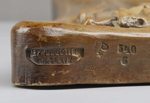 MANIFATTURA FRANCESE DEGLI INIZI DEL XX SECOLO : Coppia di placche in terracotta smaltata con figure e decori in stile Art Nouveau  - Asta Asta 395 | ARTE ANTICA E DEL XIX SECOLO Online - Associazione Nazionale - Case d'Asta italiane