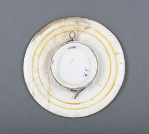 MANIFATTURA PESARESE DEL XX SECOLO : Alzata in maiolica policroma con profilo femminile a mezzo busto e cartiglio su fondo blu  - Asta Asta 395 | ARTE ANTICA E DEL XIX SECOLO Online - Associazione Nazionale - Case d'Asta italiane