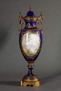 MANIFATTURA DI SEVRES DEL XIX-XX SECOLO : Trittico in porcellana e bronzo dorato composto da due anfore biansate decorate a scene galanti e da un'alzata a cratere biansata con scena galante di gusto settecentesco e interno decorato a rose  - Asta Asta 395 | ARTE ANTICA E DEL XIX SECOLO Online - Associazione Nazionale - Case d'Asta italiane