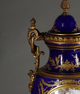 MANIFATTURA DI SEVRES DEL XIX-XX SECOLO : Trittico in porcellana e bronzo dorato composto da due anfore biansate decorate a scene galanti e da un'alzata a cratere biansata con scena galante di gusto settecentesco e interno decorato a rose  - Asta Asta 395 | ARTE ANTICA E DEL XIX SECOLO Online - Associazione Nazionale - Case d'Asta italiane