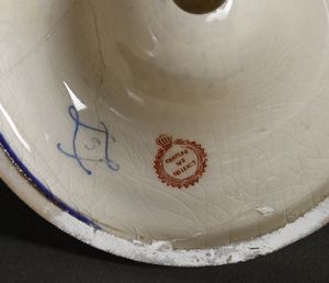 MANIFATTURA DI SEVRES DEL XIX-XX SECOLO : Trittico in porcellana e bronzo dorato composto da due anfore biansate decorate a scene galanti e da un'alzata a cratere biansata con scena galante di gusto settecentesco e interno decorato a rose  - Asta Asta 395 | ARTE ANTICA E DEL XIX SECOLO Online - Associazione Nazionale - Case d'Asta italiane