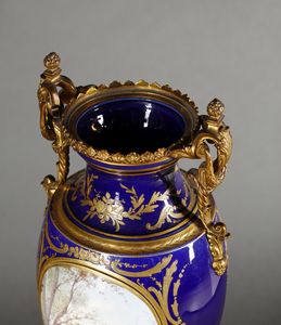 MANIFATTURA DI SEVRES DEL XIX-XX SECOLO : Trittico in porcellana e bronzo dorato composto da due anfore biansate decorate a scene galanti e da un'alzata a cratere biansata con scena galante di gusto settecentesco e interno decorato a rose  - Asta Asta 395 | ARTE ANTICA E DEL XIX SECOLO Online - Associazione Nazionale - Case d'Asta italiane