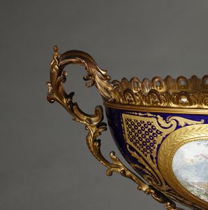 MANIFATTURA DI SEVRES DEL XIX-XX SECOLO : Trittico in porcellana e bronzo dorato composto da due anfore biansate decorate a scene galanti e da un'alzata a cratere biansata con scena galante di gusto settecentesco e interno decorato a rose  - Asta Asta 395 | ARTE ANTICA E DEL XIX SECOLO Online - Associazione Nazionale - Case d'Asta italiane