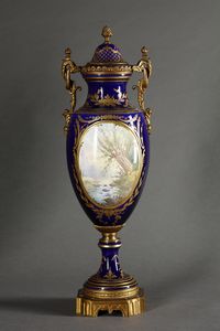 MANIFATTURA DI SEVRES DEL XIX-XX SECOLO : Trittico in porcellana e bronzo dorato composto da due anfore biansate decorate a scene galanti e da un'alzata a cratere biansata con scena galante di gusto settecentesco e interno decorato a rose  - Asta Asta 395 | ARTE ANTICA E DEL XIX SECOLO Online - Associazione Nazionale - Case d'Asta italiane