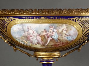 MANIFATTURA DI SEVRES DEL XIX-XX SECOLO : Trittico in porcellana e bronzo dorato composto da due anfore biansate decorate a scene galanti e da un'alzata a cratere biansata con scena galante di gusto settecentesco e interno decorato a rose  - Asta Asta 395 | ARTE ANTICA E DEL XIX SECOLO Online - Associazione Nazionale - Case d'Asta italiane
