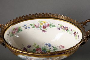 MANIFATTURA DI SEVRES DEL XIX-XX SECOLO : Trittico in porcellana e bronzo dorato composto da due anfore biansate decorate a scene galanti e da un'alzata a cratere biansata con scena galante di gusto settecentesco e interno decorato a rose  - Asta Asta 395 | ARTE ANTICA E DEL XIX SECOLO Online - Associazione Nazionale - Case d'Asta italiane