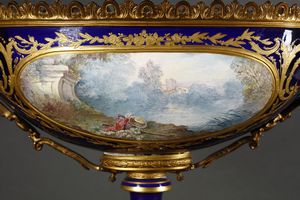 MANIFATTURA DI SEVRES DEL XIX-XX SECOLO : Trittico in porcellana e bronzo dorato composto da due anfore biansate decorate a scene galanti e da un'alzata a cratere biansata con scena galante di gusto settecentesco e interno decorato a rose  - Asta Asta 395 | ARTE ANTICA E DEL XIX SECOLO Online - Associazione Nazionale - Case d'Asta italiane