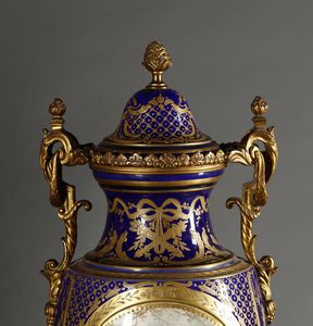 MANIFATTURA DI SEVRES DEL XIX-XX SECOLO : Trittico in porcellana e bronzo dorato composto da due anfore biansate decorate a scene galanti e da un'alzata a cratere biansata con scena galante di gusto settecentesco e interno decorato a rose  - Asta Asta 395 | ARTE ANTICA E DEL XIX SECOLO Online - Associazione Nazionale - Case d'Asta italiane