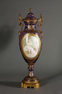 MANIFATTURA DI SEVRES DEL XIX-XX SECOLO : Trittico in porcellana e bronzo dorato composto da due anfore biansate decorate a scene galanti e da un'alzata a cratere biansata con scena galante di gusto settecentesco e interno decorato a rose  - Asta Asta 395 | ARTE ANTICA E DEL XIX SECOLO Online - Associazione Nazionale - Case d'Asta italiane